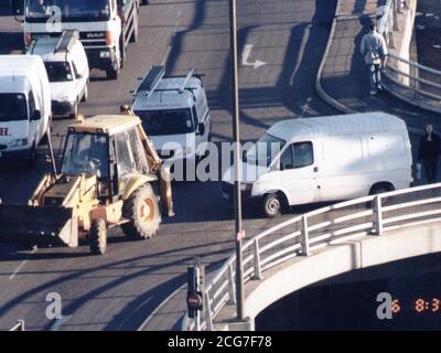 Überwachungsfoto der Metropolitan Police von Räubern, die im November 2000 einen mechanischen Bagger und einen Transporter zum Millennium Dome fahren, für einen missglückten Überfall auf ausgestellte Diamanten. * vier Männer wurden von einer Jury im Old Bailey in London für schuldig befunden, den Raub des Jahrtausends durchzuführen. Ein fünfter Mann wurde von Verschwörung befreit, um zu rauben, aber für schuldig befunden, Verschwörung, um die Diamanten zu stehlen Stockfoto