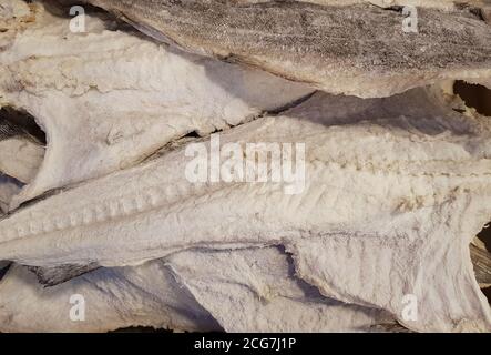 Sonnengetrockneter gesalzener Kabeljau (Bacalao) im Supermarkt Stockfoto