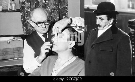 Zusammengesetztes Bild des Make-up-Künstlers Stuart Freeborn, der Albert Finney (l) eine falsche Nase zuwendet, um ihn in Agatha Christies Poirot (r) zu verwandeln. Sie sind in den EMI Studios für die Dreharbeiten von Mord im Orient Express. Stockfoto