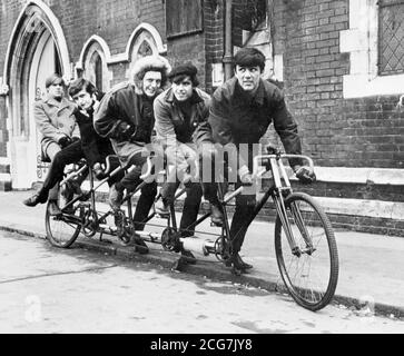 Die Dave Clark Five vor Ort für ihren Film Catch US If You Can. (l-r) Lenny Davidson, Rick Huxley, Mike Smith, Dennis Payton und Dave Clark. Stockfoto