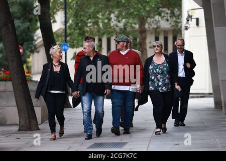 Die Eltern und Stiefeltern von Harry Dunn, (von links nach rechts) Charlotte Charles (Mutter), Bruce Charles (Stiefvater), Tim Dunn (Vater) und Tracey Dunn (Stiefmutter), vor ihrem Treffen mit dem Direktor der Staatsanwaltschaft Max Hill QC, im CPS-Hauptquartier im Zentrum von London. Das Treffen findet inmitten von Regierungsgesprächen über die Durchführung eines Prozesses in Abwesenheit der verdächtigen Anne Sacoolas statt. Stockfoto