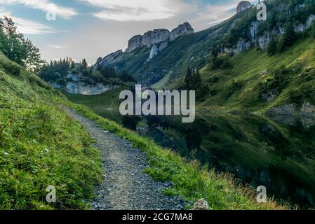 Die Berghütte und die Alpsteinkette reflektieren sich Der Faelensee im Schweizer Kanton Appenzell sonnenaufgang Stockfoto