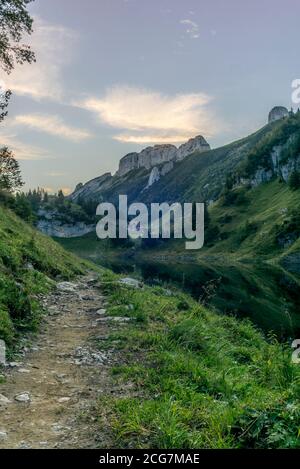 Die Berghütte und die Alpsteinkette reflektieren sich Der Faelensee im Schweizer Kanton Appenzell sonnenaufgang Stockfoto