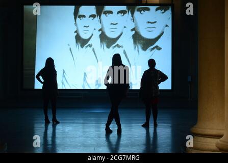 Besucher der Tate Britain in London sehen sich die von der Tate Britain in Auftrag gegebene neue Filminstallation Phantom Ride des Turner-Preisträgers Simon Starling an, die Bilder von Kunstwerken zeigt, die in der Tate in der Vergangenheit gezeigt wurden. Stockfoto