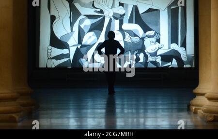 Der Turner-Preisträger Simon Starling steht vor seiner neuen Filminstallation Phantom Ride im Auftrag der Tate Britain, die Bilder von Kunstwerken zeigt, die in der Tate in der Vergangenheit gezeigt wurden. Stockfoto