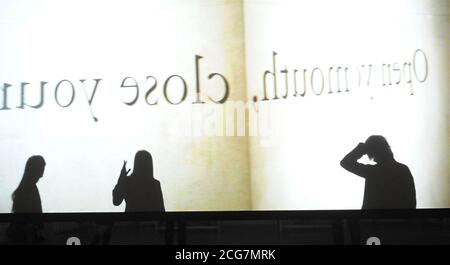 Der Turner-Preisträger Simon Starling (rechts) steht vor seiner neuen, von Tate Britain in Auftrag gegebenen Filminstallation Phantom Ride, die Bilder von Kunstwerken zeigt, die in der Tate in der Vergangenheit gezeigt wurden. Stockfoto