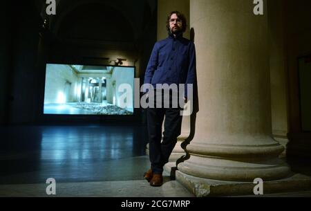 Der Turner-Preisträger Simon Starling steht vor seiner neuen Filminstallation Phantom Ride im Auftrag der Tate Britain, die Bilder von Kunstwerken zeigt, die in der Tate in der Vergangenheit gezeigt wurden. Stockfoto