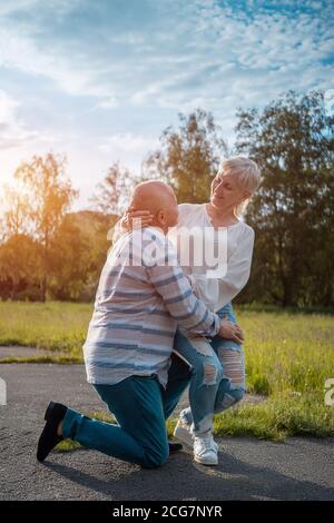 Glückliches Seniorenpaar Dating, Umarmung und küssen im Freien bei Sonnenuntergang Stockfoto