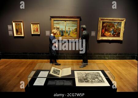 Nicola Kalinsky Direktor des Barber Institute of Fine Art, Birmingham und Nicholas Penny der Direktor der Nationalgalerie, Blick auf Christus am Kreuz mit der Jungfrau und St. Johannes der Evangelist von Giovanni Battista Cima, im Rahmen der Geburt einer Sammlung: Meisterwerke des Barber Institute of Fine Arts, das vom 22. Mai bis 1. September in der National Gallery, London stattfindet. Stockfoto