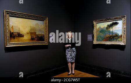 DR Sophie Bostock, Kuratorin am Barber Institute of Fine Arts, Birmingham, steht zwischen der Kirche in Varengeville von Claude Monet (rechts) und der Sonnenaufgang durch Dampf von JMW Turner (links), getauscht mit der National Gallery, London, im Rahmen von The Birth of a Collection: Meisterwerke des Barber Institute of Fine Arts, das vom 22. Mai bis 1. September in der National Gallery, London stattfindet. Stockfoto