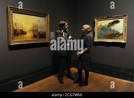 Nicola Kalinsky Direktor des Barber Institute of Fine Art, Birmingham, und Nicholas Penny der Direktor der Nationalgalerie stehen zwischen der Kirche in Varengeville von Claude Monet (rechts) und der Sonnenaufgang durch Dampf von JMW Turner (links), im Rahmen der Geburt einer Sammlung: Meisterwerke des Barber Institute of Fine Arts, das vom 22. Mai bis 1. September in der National Gallery, London stattfindet. Stockfoto