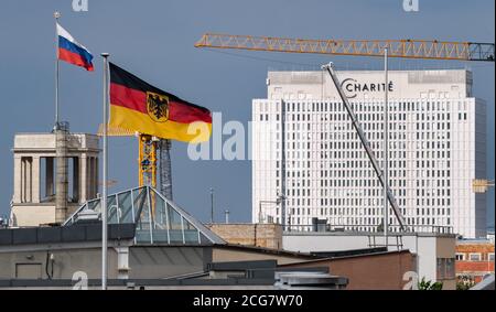 Berlin, Deutschland. September 2020. Die russische Flagge ist auf der Botschaft der Russischen Föderation in Mitte, unweit des Bettes der Charité, gehisst. Im Vordergrund fliegt die deutsche Flagge auf einem Ministerium. Nach Untersuchungen in einem Speziallabor der Bundeswehr hält die Bundesregierung es für erwiesen, dass der russische Oppositionelle Nawalny mit einem militärischen Nervengift vergiftet wurde. Nach mehr als zwei Wochen im Koma ist der 44-Jährige nun wieder bei Bewusstsein. Quelle: Bernd von Jutrczenka/dpa/Alamy Live News Stockfoto