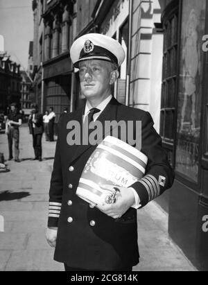 Alec Guinness als Kapitän William Horatio Ambrose in der Ealing Komödie Barnacle Bill. Stockfoto