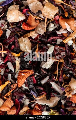 Getrocknete Fruchtmischung mit Mischung aus Geschmacksblättern und Blütenblättern, florales Früchtetee-Konzept Stockfoto