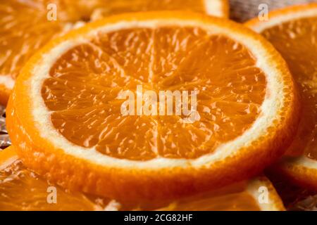 Nahaufnahme von dehydrierten Orangenscheiben mit getrockneter Struktur, Fruchtchips-Konzept Stockfoto