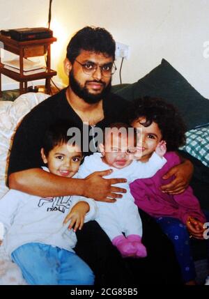 Sammeln Sie Foto von Moazzam Begg mit drei seiner Kinder (von links nach rechts), Abdul Raman, Nisaba und Umama. Britische Häftlinge in Guantanamo Bay werden zu den ersten Gefangenen gehören, die vor geheimen Militärgerichten vor Gericht gestellt werden, stellte sich heraus. * Moazzam, 35, und Feroz Abbasi, 23, stehen auf der ersten Liste von sechs Personen, die mit der Todesstrafe konfrontiert werden könnten, obwohl die USA weder Anschuldigungen noch genaue Details der Gerichte freiließen. Beide Männer werden beschuldigt, al-Qaida-Terroristen zu sein. Moazzam Vater Azmat Begg sagte, er sei besorgt, seinen Sohn, ein Vater von vier, würde nicht erhalten Stockfoto