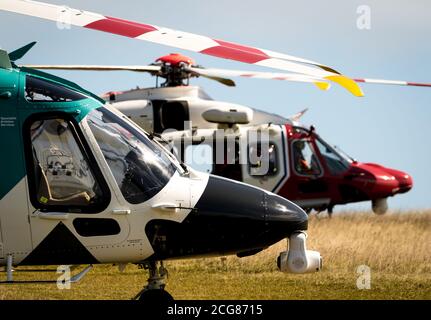 Such- und Rettungsdienste einschließlich Küstenwache und Luftambulanz Helikopter nehmen an einem Zwischenfall an den hohen Klippen von Beachy Teil Kopf Stockfoto