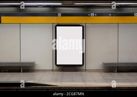 Leere Plakatwand in einer U-Bahn-Station, U-Bahn Stockfoto