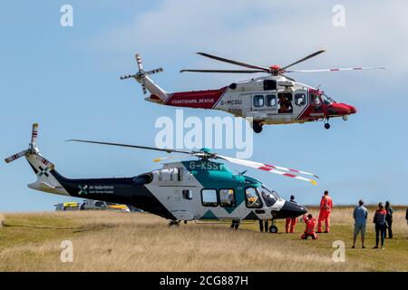 Such- und Rettungsdienste einschließlich Küstenwache und Luftambulanz Helikopter nehmen an einem Zwischenfall an den hohen Klippen von Beachy Teil Kopf Stockfoto