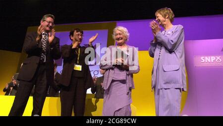 Die Präsidentin der Scottish National Party Winnie Ewing (zweite von rechts) beklagt sich am Ende ihrer Espeach von den Familienmitgliedern L-R Fergus Ewing M.S.P, Annabelle Ewing M.S.P. Winnie und Margaret Ewing M.S.P auf der S.N.P Konferenz in Inverness. Stockfoto