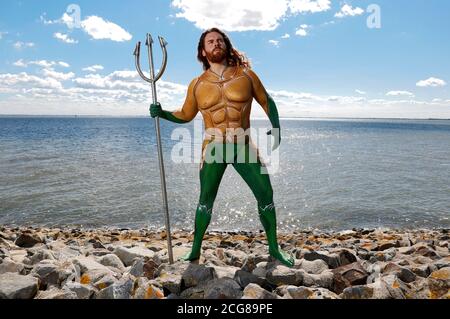 Wilhelmshaven, Deutschland. September 2020. GEEK ART - Bodypainting and Transformaking: Aquaman Fotoshooting mit Grave Artist in der Jade Bay in Wilhelmshaven am 08. September 2020 - EIN Projekt des Fotografen Tschiponnique Skupin und des Bodypainters Enrico Lein zur weltweiten Nutzung Quelle: dpa/Alamy Live News Stockfoto