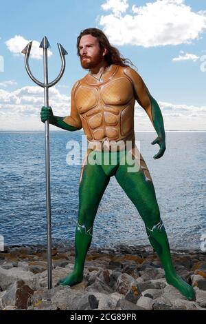 Wilhelmshaven, Deutschland. September 2020. GEEK ART - Bodypainting and Transformaking: Aquaman Fotoshooting mit Grave Artist in der Jade Bay in Wilhelmshaven am 08. September 2020 - EIN Projekt des Fotografen Tschiponnique Skupin und des Bodypainters Enrico Lein zur weltweiten Nutzung Quelle: dpa/Alamy Live News Stockfoto