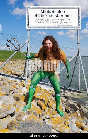 Wilhelmshaven, Deutschland. September 2020. GEEK ART - Bodypainting and Transformaking: Aquaman Fotoshooting mit Grave Artist in der Jade Bay in Wilhelmshaven am 08. September 2020 - EIN Projekt des Fotografen Tschiponnique Skupin und des Bodypainters Enrico Lein zur weltweiten Nutzung Quelle: dpa/Alamy Live News Stockfoto