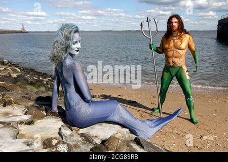 Wilhelmshaven, Deutschland. September 2020. GEEK ART - Bodypainting und Transforming: Aquaman und Meerjungfrau Fotoshooting mit Grave Artist und Janina in der Jade Bay in Wilhelmshaven am 08. September 2020 - EIN Projekt des Fotografen Tschiponnique Skupin und des Bodypainters Enrico Lein zur weltweiten Nutzung Quelle: dpa/Alamy Live News Stockfoto