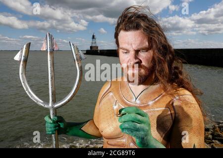 Wilhelmshaven, Deutschland. September 2020. GEEK ART - Bodypainting and Transformaking: Aquaman Fotoshooting mit Grave Artist in der Jade Bay in Wilhelmshaven am 08. September 2020 - EIN Projekt des Fotografen Tschiponnique Skupin und des Bodypainters Enrico Lein zur weltweiten Nutzung Quelle: dpa/Alamy Live News Stockfoto