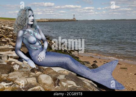 Wilhelmshaven, Deutschland. September 2020. GEEK ART - Bodypainting and Transformaking: Meerjungfrau-Fotoshooting mit Janina in der Jade Bay in Wilhelmshaven am 08. September 2020 - EIN Projekt des Fotografen Tschiponnique Skupin und des Bodypainters Enrico Lein.Quelle: dpa/Alamy Live News Stockfoto