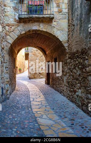 Blick auf die Hauptstraße des historischen Zentrums von Pals, Katalonien, Spanien. Stockfoto