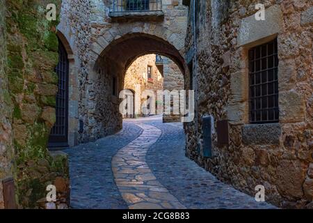 Blick auf eine Ecke der Calle Mayor im historischen Zentrum von Pals, Katalonien, Spanien. Stockfoto