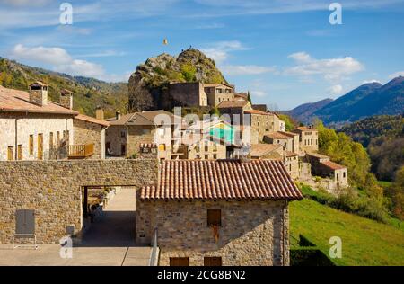 Der Felsen von Pelancà, Katalonien, Spanien - November 2017: Blick auf eine der Straßen des historischen Zentrums des Felsens von Pelancà Stockfoto