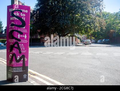 Die Verweigerung des Coronavirus verunreinigt die lokalen rats-Führungs-Hoardings in der Nähe von Schulen. Stockfoto