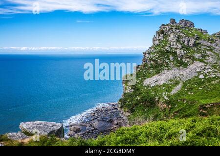 Sehen Sie den Bristol Channel in der Nähe von Lynton, Devon, vom South West Coast Path, bekannt als das Tal der Felsen. Stockfoto