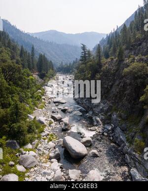 Der wunderschöne Feather River, ein Nebenfluss zum Sacramento River, fließt durch einen malerischen Canyon in den Sierra Nevada Bergen Nordkaliforniens. Stockfoto