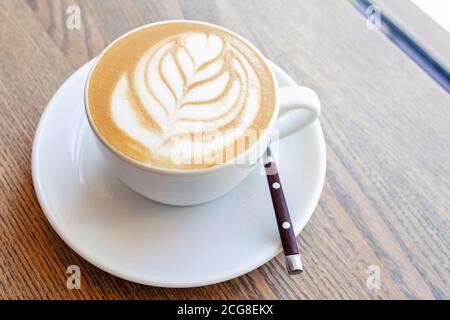 Nahaufnahme von frischem, heißem Cappuccino-Dressing mit Leave-Form Von Latte Art Nahaufnahme Stockfoto