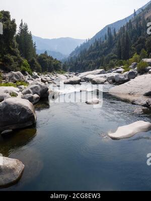 Der wunderschöne Feather River, ein Nebenfluss zum Sacramento River, fließt durch einen malerischen Canyon in den Sierra Nevada Bergen Nordkaliforniens. Stockfoto