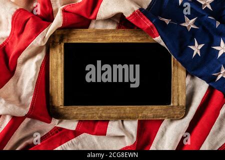 Nahaufnahme der USA Flagge im Grunge Design mit woden Tafel für Copyspace. Motiv der Feier Stockfoto