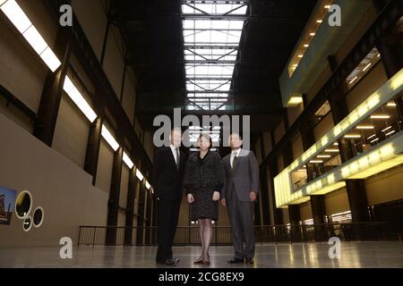 (Links - rechts) Sir Nicholja Serota, Direktor, Tate, Staatssekretär für Kultur, Medien und Sport Maria Miller, Und Euisun Chung, Vice Chairman von Hyundai Motor, anlässlich einer Fotoanlass auf der Tate Modern in London, um einen Multimillionen-Pfund-Deal mit dem koreanischen Autogiesen Hyundai anzukünden, um seine berühmten Turbine Hall-Kommissionen zu sponsern. Stockfoto