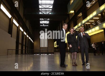 (Links - rechts) Sir Nicholas Serota, Direktor, Tate, Staatssekretär für Kultur, Medien und Sport Maria Miller, Und Euisun Chung, Vice Chairman von Hyundai Motor während einer Fotoanlass auf der Tate Modern in London, um einen Multimillionen-Pfund-Deal mit dem koreanischen Autogriesen Hyundai anzukünden, um seine Wahrzeichen Turbine Hall Commissions zu sponsern. Stockfoto