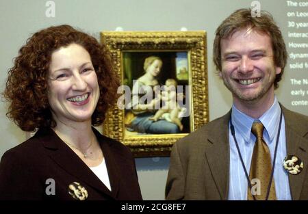 Die italienischen Renaissance-Kuratoren Carol Plazzotta und Luke Syson mit Raphaels „die Madonna der Pinks“, die in der National Gallery in London enthüllt wurde, nachdem das Meisterwerk der Renaissance vom Herzog von Northumberland für 22 Millionen an die Galerie verkauft wurde, nachdem es eine lange Kampagne zur Befolgung in Großbritannien hatte. Das Museum hat sich seit 18 Monaten für die Beibehaltung des winzigen Raphael-Gemäldes eingesetzt, da sein Besitzer, der Herzog von Northumberland, zugestimmt hatte, das Werk an das J Paul Getty Museum in Los Angeles zu verkaufen, vor dem Kulturministerium, Media & Sport hat ein Exportverbot für die Kunstwerke ins Ausland verhängt. Stockfoto