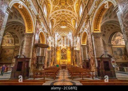 Rom zeigt Dutzende von historischen Kirchen. Hier insbesondere die Kirche San Luigi dei Francesi, berühmt für ihre Caravaggio-Gemälde Stockfoto