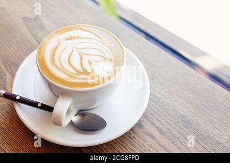 Nahaufnahme von frischem, heißem Cappuccino-Dressing mit Leave-Form Von Latte Art Nahaufnahme Stockfoto
