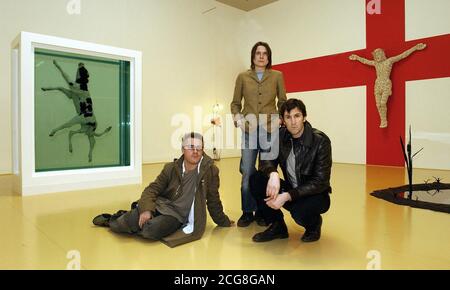 Britische zeitgenössische Künstler (l-r) Damien Hirst, Sarah Lucas und Angus Fairhurst in der Tate Britain, London, mit neuen Arbeiten im Rahmen ihrer gemeinsamen Ausstellung in-A-Gadda-Da-Vida, die am Mittwoch eröffnet wird. Der Name der Ausstellung ist dem Titeltrack einer LP entnommen, die 1968 von der West Coast Rockband Iron Butterfly veröffentlicht wurde. Das Lied sollte ursprünglich 'in the Garden of Eden' heißen. Die Legende besagt, dass der Leadsänger so betrunken war, als er den Titel des Songs ankündigte, dass eines der Bandmitglieder phonetisch die verschlungen Wörter 'in-A-Gadda-Da-Vida' aufschrieb. Stockfoto