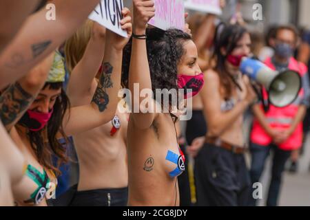 London, Großbritannien. September 2020. London, Großbritannien. Mitglieder der Umweltkampagne Extinction Rebellion protestieren in einem Schaufenster gegen die Modeindustrie in H&M in der Oxford Street im Zentrum von London. Foto: Ioannis Alexopoulos/Alamy Live News Stockfoto