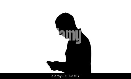 Silhouette Junge smart casual Business Mann Lesung Nachricht auf Handy. Stockfoto