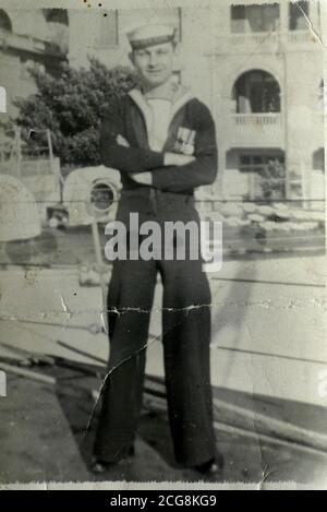 Kriegszeit Sammeln Sie Foto von D-Day Veteran Clifford Brown aus Swanage in Dorset, der den Angriff auf Omaha Beach in der Normandie überlebt hat, indem er ein Loch in den Sand grub. Herr Brown war erst 17 Jahre alt, als sein Landungsschiff von Muscheln getroffen wurde und er während der D-Day Landungen am 6. Juni 1944 an den Strand gespült wurde. Er war acht Stunden lang gestrandet, während die amerikanischen Streitkräfte um die Kontrolle über den Strandkopf kämpften. Mr. Brown, 77, arbeitete als führender Heizer im Maschinenraum eines britischen Minensuchfahrers, wurde aber auf ein Landungsfahrzeug versetzt, um zu helfen, als es unter schwerem Feindfeuer kam. Stockfoto