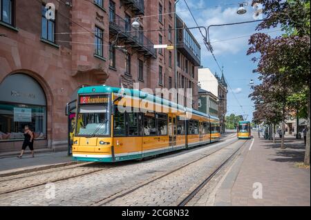 Straßenbahn auf Drottningatan im Stadtzentrum von Norrköping, Schweden. Die gelbe Straßenbahnen sind ikonisch für Norrköping. Stockfoto