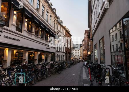 Kopenhagen, Dänemark - 26. August 2019: Straße voller geparkter Fahrräder in der Altstadt von Kopenhagen, Dänemark Stockfoto